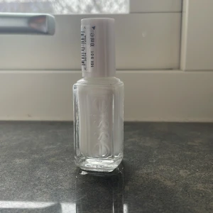 Essie nagellack Quick dry - Säljer mitt HELT oanvända vita nagellack från Essie då jag köpte fel variant! Det är Quick dry och jättebra❤️Priset kan ändras!