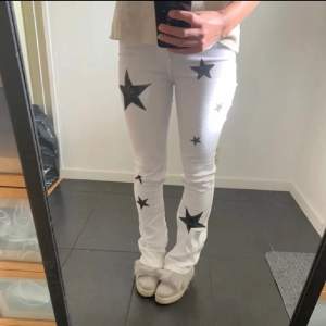 Jättecoola bootcut jeans från dr.denim med egenmålade stjärnor på, nyskick och så snygga!!🤍☆ 