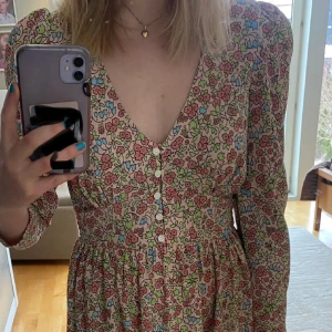 Klänning - Fin blommig klänning från Monki i storlek 36, aldrig använd, prislappen är kvar💓 Skriv vid frågor eller funderingar🌸