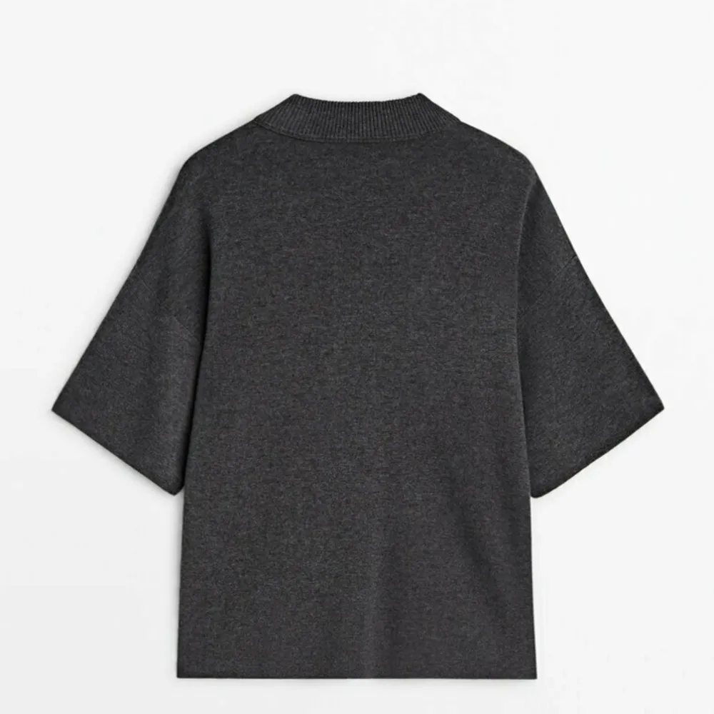Säljer denna helt oanvända Massimo Dutti tröjan med trekvartsärm, då den är för stor för mig🙈😭. Tröjor & Koftor.