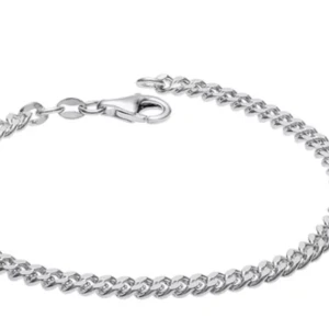 Silver armband  - Säljer mitt silver armband därav att det var för stort för mig. Armbandet är 18cm  Vid fler frågor är det bara att höra av er!