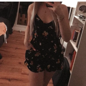 Bodysuit/ Onesuit  - Svart blommig byxdress från HM med fickor och justerbara band✨ Storlek 34/XS