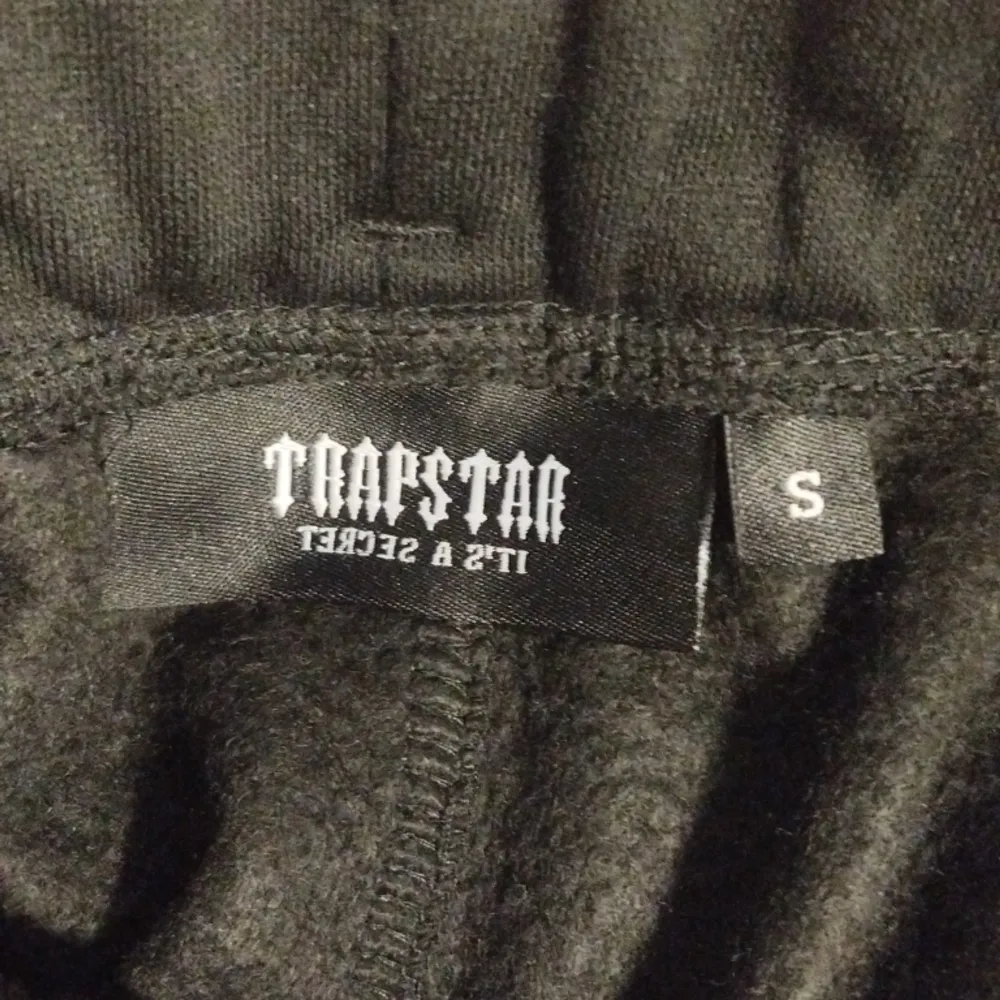 Helt ny Trapstar byxa. Storlek S. 1:1 kvalite. Den är oanvänd och har bara tvättas. Priset kan diskuteras!!!. Jeans & Byxor.