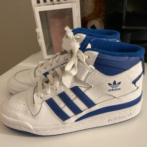 Adidas forum  - Säljer dessa snygga adidas forum då de endast ligger i gaderoben. Använda 2-3 gånger maximalt.  Nypris 1399kr. Säljer för 600. Går bra att ge eget prisförslag!  Dm vid frågor eller vid intresse☺️