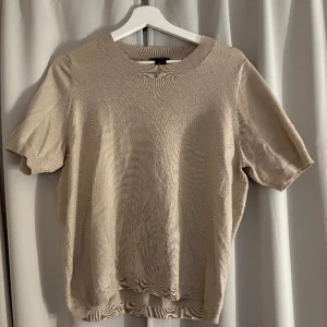 Fin stickad T-shirt - LINDEX  - Jättefin tröja från Lindex. Endast använd fåtal gånger. Kommer inte till användning 🩷skriv för fler bilder. Storlek M men passar även S, stretchiga i materialet. 