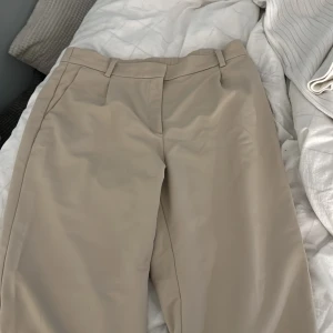 Vida kostymbyxor - Använda en gång. Uppsydda så de passar någon som är ca 160.