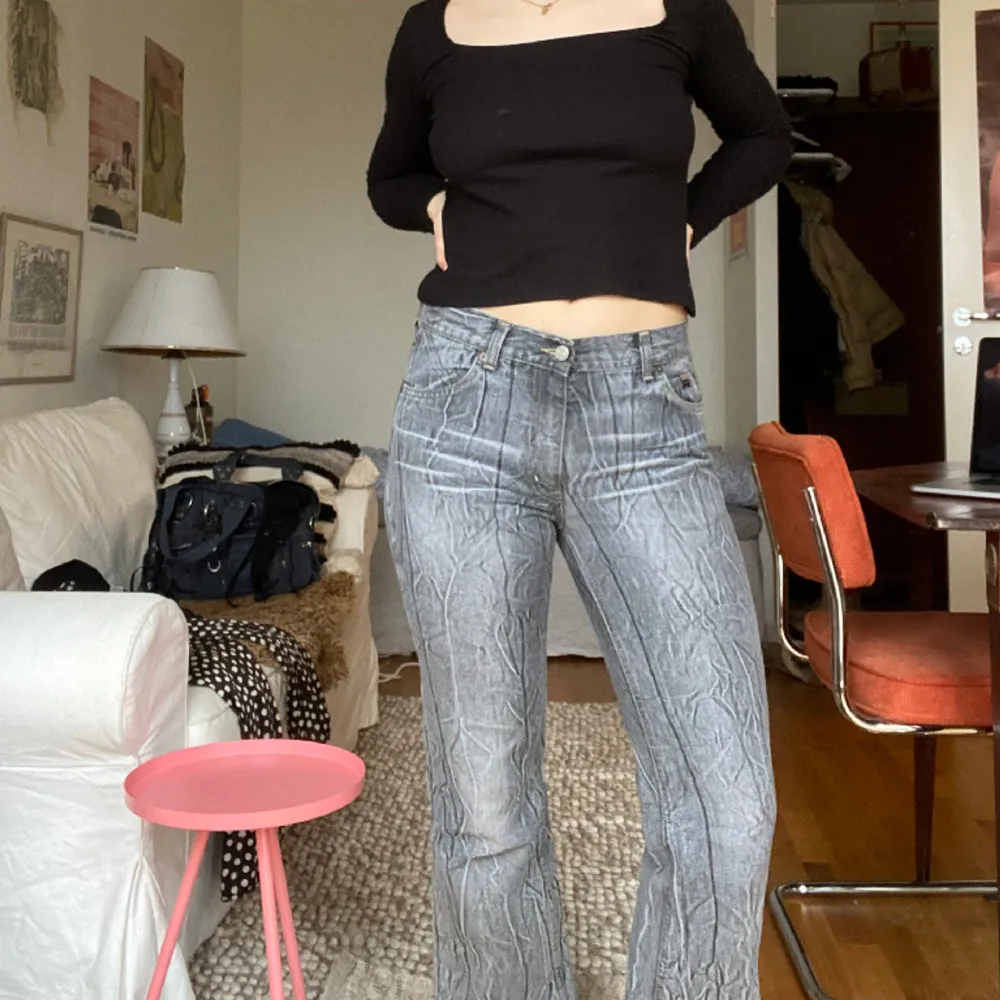 90s flared jeans köpta på humana, sitter perfekt . Jeans & Byxor.