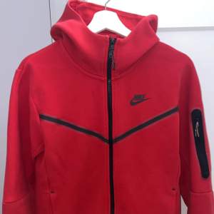 Säljer nu denna riktigt schyssta Nike tech fleece hoodien!🤩 storlek xs men passar S, skick 9/10 bara höra av sig vid frågor och funderingar