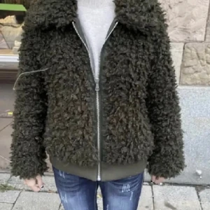 slutsåld fluffjacka - jättefin slutsåld jacka från hm! fint skick. köptes på plick för 750, aldrig använd av mig då det inte riktigt var min stil💞