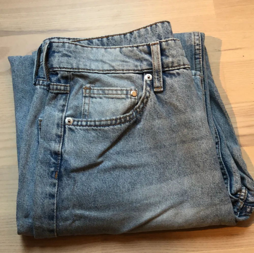 Ett par baggy low waist jeans i storlek 38. Aldrig använda. Pris kan diskuteras vid snabb affär! 🩵. Jeans & Byxor.