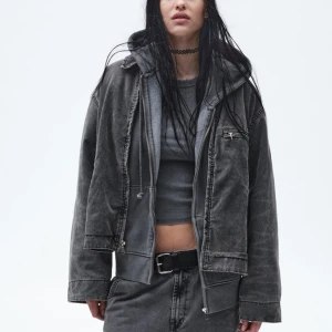 Jeans jacka - Säljer denna jacka från zara som är helt ny med prislappen kvar !🎀