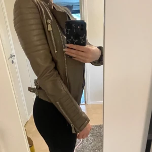 Skinnjacka/vårjacka  - Fin beige/brun skinnjacka, liten skråma på insida nacke men inget som syns utifrån.