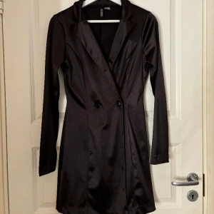 Kavajklänning - Cool klänning från hm!