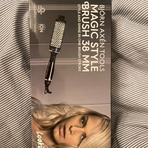 Björn Axén Värmeborste  - Säljer denna helt nya och oanvända Björn Axén Värmeborsten pga att jag redan har en Björn Axén Värmeborste. Jag älskar denna Värmeborste lätt att använda och smidig. Man får ett väldigt fint resultat. Nypris 500-600kr. Skriv om ni har frågor💗