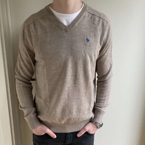 Morris tröja  - Säljer denna feta morris tröjan i 100% merino ull. Skicket är 9,5/10 inga spår av användning. Storleken är M men bör passa S också.