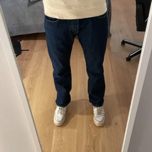 Levis 501 - Tjena! Säljer dessa feta jeans från Levis. Modellen är 501 och har en rak passform. Säljer dom då jag inte använder dom. Skick 10/10 då dom använts mindre än 5 gånger. Nypris 1100kr mitt pris: 299kr men kan diskuteras 