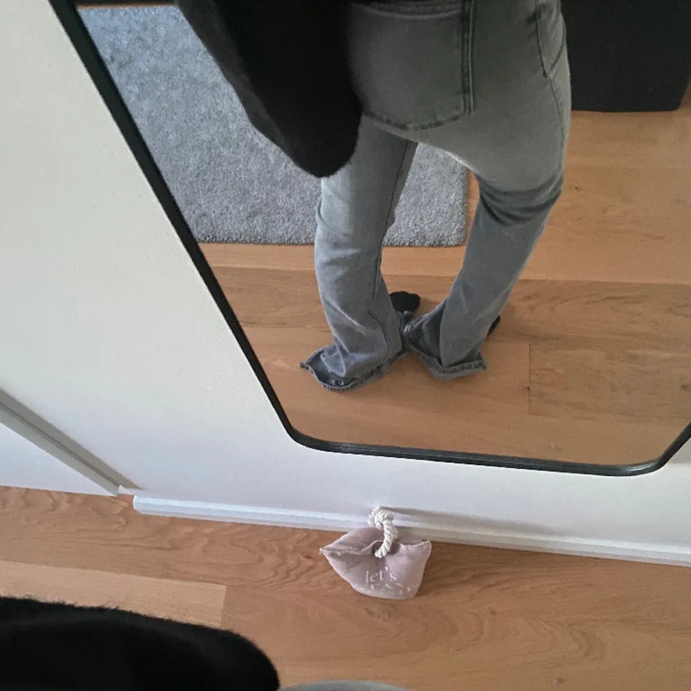 Superfina ljusgråa jeans från Zara 💕. Jeans & Byxor.