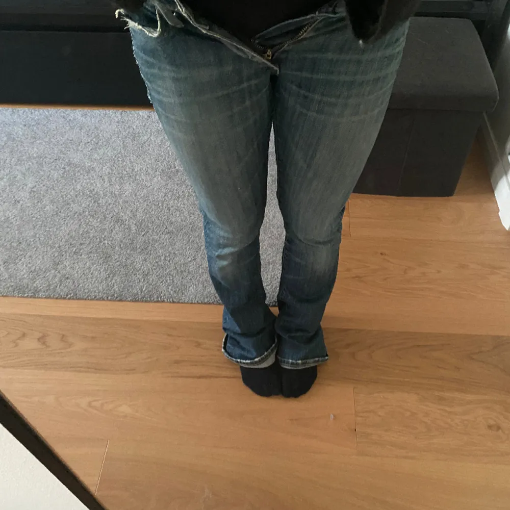 Supersnygga blåa lågmidjade jeans från Levis!!💕dem har en liten defekt vid vänstra bakfickan, kan skicka bild vid visat intresse 💕. Jeans & Byxor.
