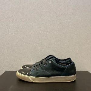 Lanvin skor - Säljer nu mina lanvins i en sällsynt blå färg. Skicket är 7/10, slitna i insidan och har skador på cap toen (se bild). Storleken är 42 men passar 43. Pris ej hugget i sten.