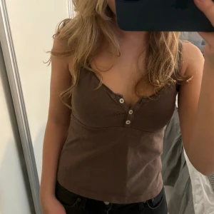 Linne från Brandy Melville - Fint linne från Brandy Melville. Använt ett fåtal gånger och är i perfekt skick. Inga tecken på användning.