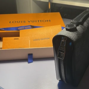LV Zippy XL - Hej,  Säljer denna exklusiva LV väska. Väldigt praktisk på sommaren då man kan ha pengar, kort, telefon, bilnycklar i väskan mm. Fick denna i present så har tyvärr inget kvitto. Säljs inte mer online, går bara att få tag på dessa i paris och italien.
