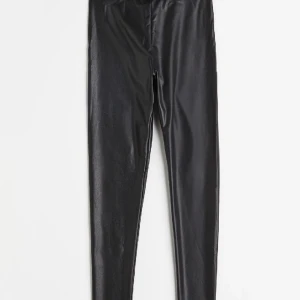 Skinn leggings - Säljer mina leggings från H&M helt oanvända 