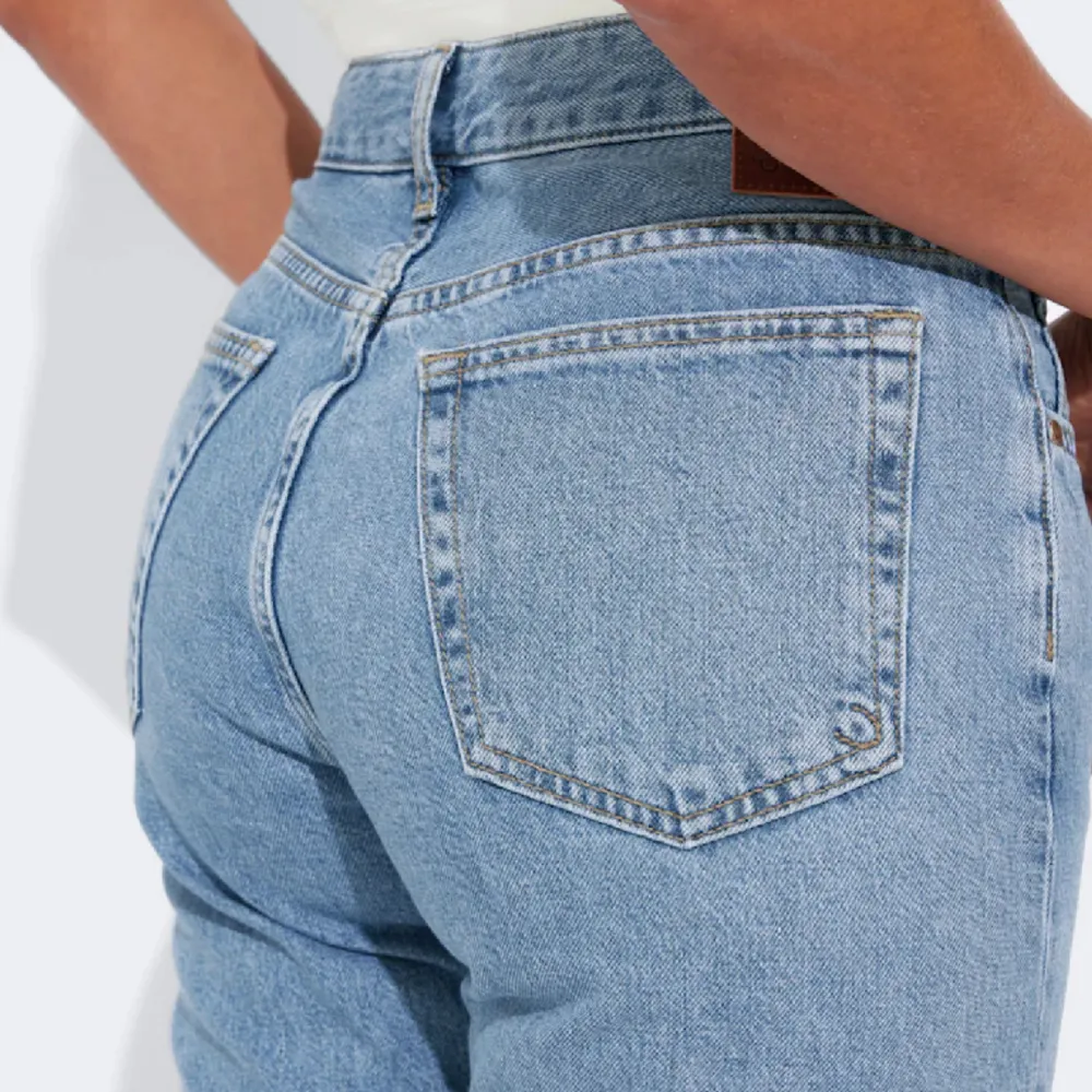 Lite mörkblåa jeans från Bikbok. Jättefint skick. . Jeans & Byxor.