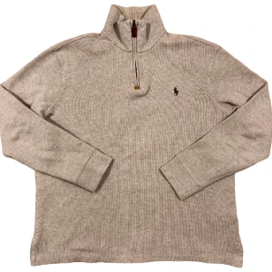 Ralph Lauren Half-Zip Tröja - Beige halfzip tröja från Ralph Lauren. Bra skick! Storlek M, ställ gärna frågor!