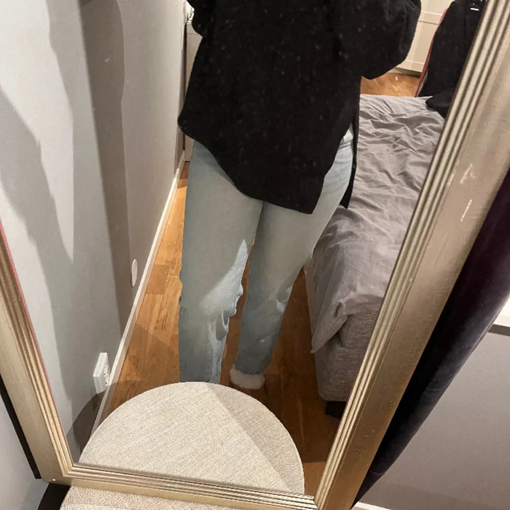 Lågmidjade jeans från Zara, superfina men tyvärr för små!!. Jeans & Byxor.