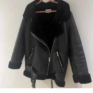 Fin jacka  - Säljer nu denna fina jacka från NA-KD då jag inte använder den längre, köpte den förra vinter och användes bara den vintern💗 800kr  nypris 999kr pris går att diskutera 💗