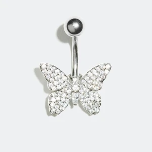 Navelpiercing  - Silvrig fjäril navelpiercing vet inte säkert vart ifrån men tror den är från gina tricot, säljer då den inte kommer till användning för jag ej har navelpiercing. Osäker vad den är köpt för men säljer för 20:- då priset e så lågt så e det fast pris. 