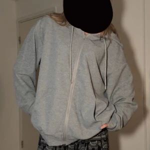 Mysig oversized grå hoodie - Jätte mysig men ganska tunn oversized grå hoodie