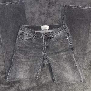 Supersnygga lågmidjade Bootcut jeans från märket Abrand i modellen ”90s low boot”, storlek 25, bra skick . Nypris 1100kr Mer info privat💗