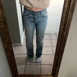 Lowwaist straight jeans  - Blå lowrise straight jeans från Zara. Bra skick, inga defekter!💓