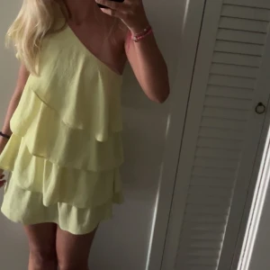 Klänning zara  - INTRESSEKOLL på denna snygga volangklänning från zara🤩Använd några få antal gånger under sommaren. Skriv privat för fler bilder😇😇 