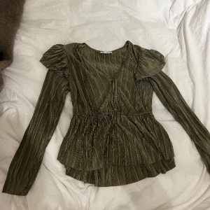 Fintröja - En festlig tröja från Zara, använd en gång. Storlek S.  80kr  Kan skickas mot fraktkostnad 