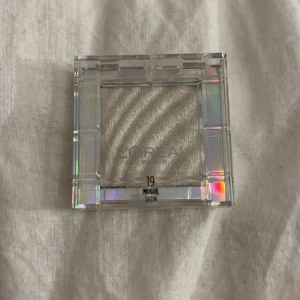 Oil eyeshadow - En ögonskugga som är glittrig, den är oöppnad och ny.