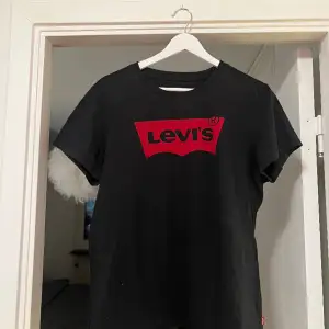 En snygg Levi’s tshirt i storlek L. Den är gott skick och sparsamt använd! Den är lite liten storleken❤️  100% bomull