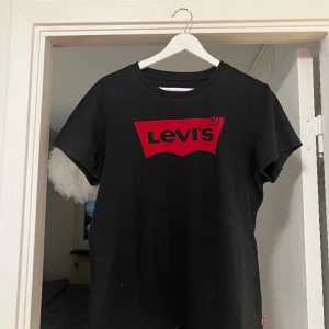 Levi’s tshirt  - En snygg Levi’s tshirt i storlek L. Den är gott skick och sparsamt använd! Den är lite liten storleken❤️  100% bomull