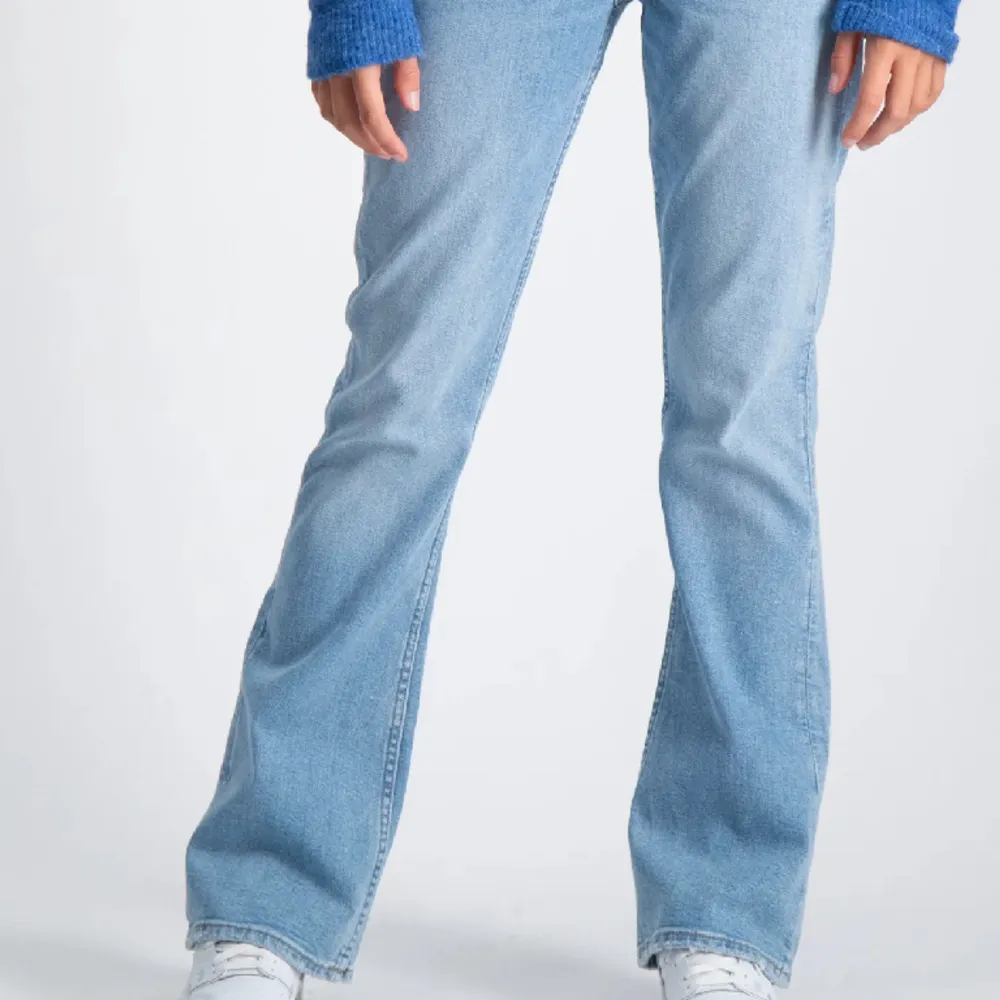 Beställde dessa men var för små.  Jättefina, bootcut jeans i ljusblå färg.  Vid midjan är byxorna mellan low och mid waist❤️Personligen var dom low waist på mig. . Jeans & Byxor.