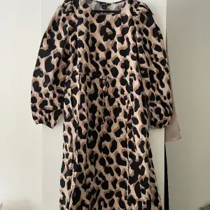 Leopardklänning från monki i storlek xs använd 3 gånger. Skulle säga att den passar xxs-s beroende hur tight/lös man vill ha den, finns så man kan knyta i midjan