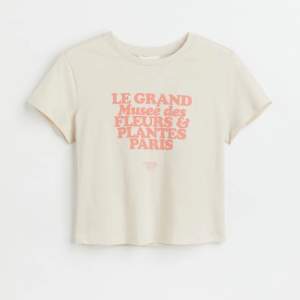 En jättesnygg t-shirt från hm! Köparen står för frakten och pris kan alltid diskuteras :)