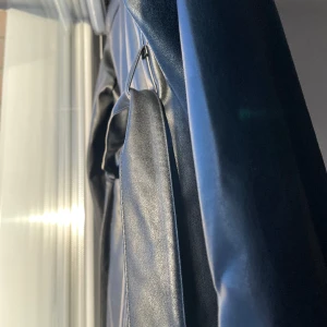 Läder jacka  - Svart läder jacka som är varm inutid. Den är för liten för mig därför säljer jag denna jacka med bra kvalitet. 