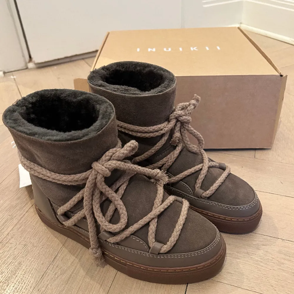 Helt nya inuikii skor i storlek 37, aldrig använda med prislapp och lådan kvar💕nypris 2995kr. Skor.