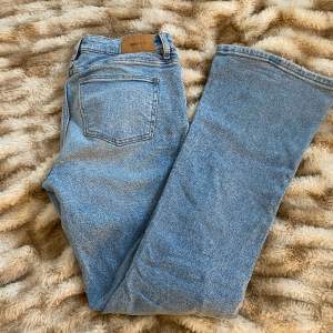 Extremt fina jeans från Gina tricot i superskick. Använd vid 1 tillfälle, men en aning lång på mig. (Se bild 3 för passform)🤍