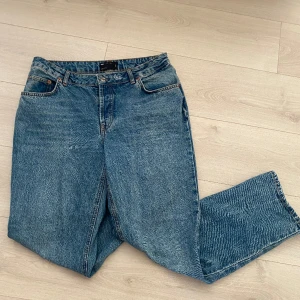 Jeans - Dessa fina jeans är ifrån asos och dom är straight i modellen och lågmidjade. Dom var för stora för mig så de är darför jag säljer dom. Det finns bara en skada som ni kan se på sista bilden men de syns inte så mycket. Kom privat för fler bilder!