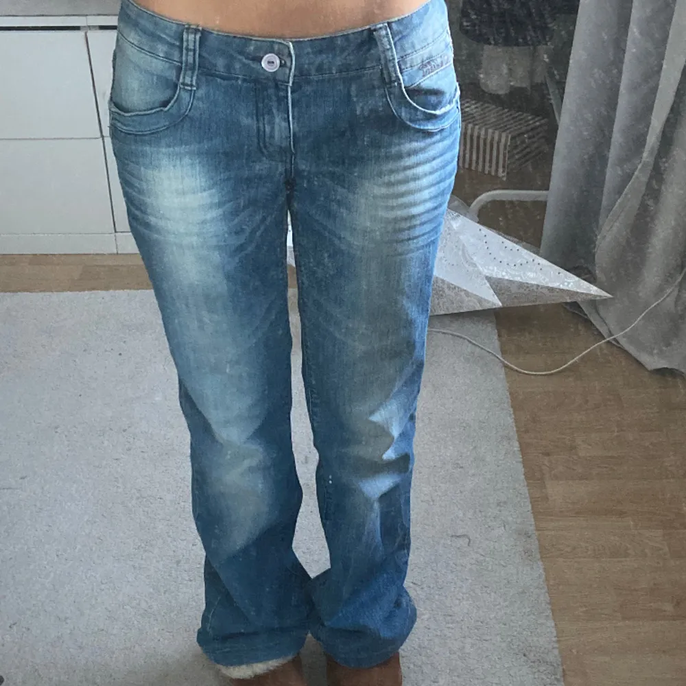 Jätte fina blåa jeans i storlek S/M säljer för att dom är lite för stora på mig!. Jeans & Byxor.