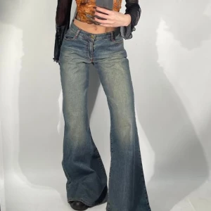 Miss Sixty 90s Wide Leg Flared Jeans - Se sista bilden för mått och info 💕 Skickas eller så möts vi upp på södra sidan av stockholm, köparen står för frakt!