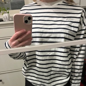 Långärmad tröja - En långärmad randig tröja. Aldrig använd! Hör av er vid frågor! 