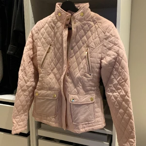 Rosa jacka  - Rosa jacka. Storlek 36. Aldrig använd 